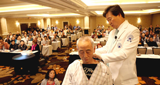 자생의료재단 신준식 명예이사장, 美 라스베이거스서 동작침법 강연 - 자생의료재단