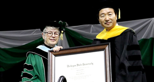미시건주립대, 신준식 자생의료재단 이사장에게 명예 박사학위 수여 - 자생의료재단