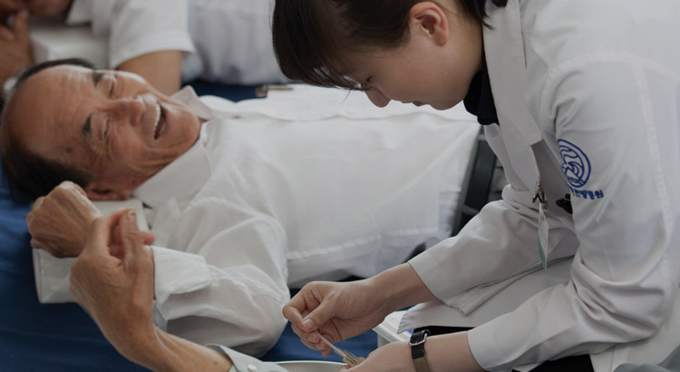 의료진료 봉사하는모습 - 자생의료재단