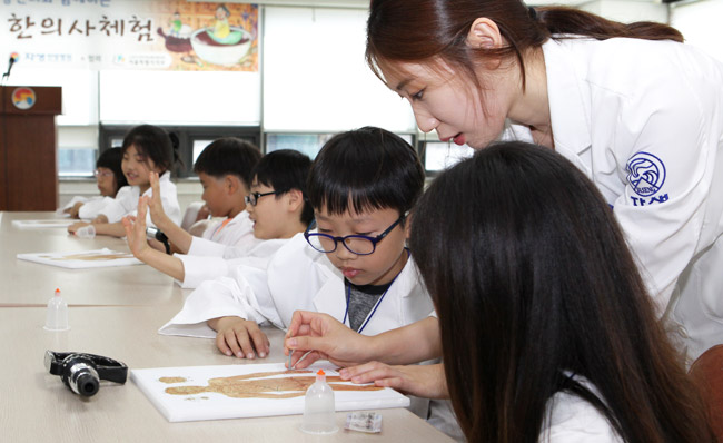 자생의료재단 - 사회공헌, 의료봉사하는 사진