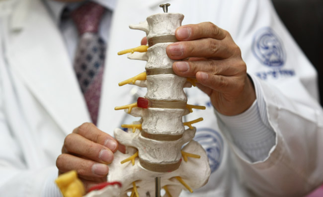 자생의료재단 - 의료사업, 자생 비수술척추치료 안내하는 사진