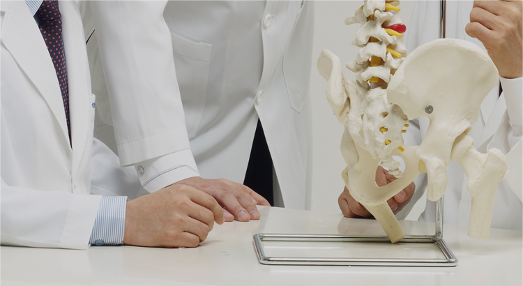 자생 비수술척추치료 안내하는 모습 - 자생의료재단