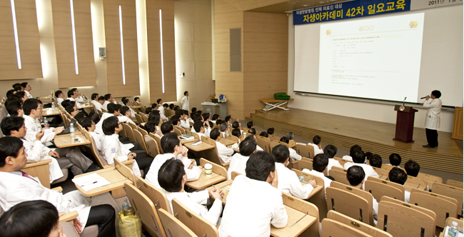 자생의료재단 연구교육 - 한의학 연국전문인력 양성을 위해 의료진 교육을 하는 모습