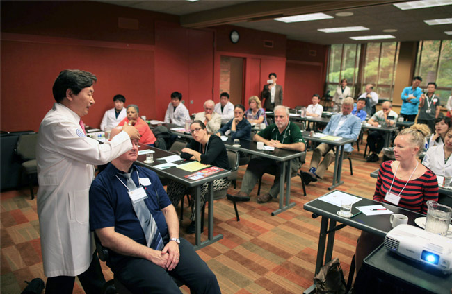자생의료재단 국제적인 학술교류 - 신준식 박사가 해외에서 비수술 치료법을 설명하고 있음